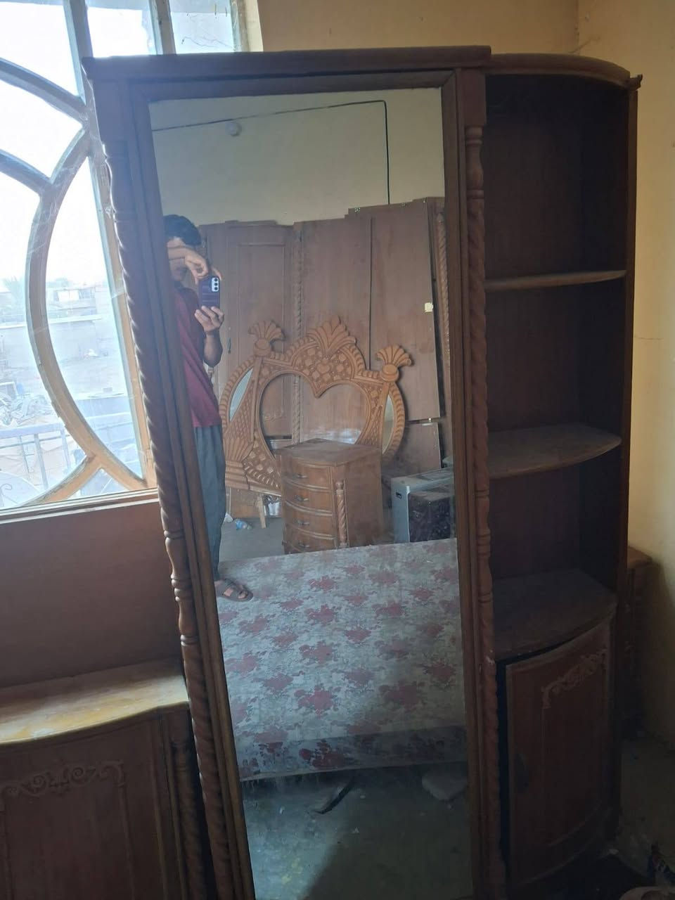 غرفه نجاره للبيع كلش نضيفه بس متروكه للاستفسار اتصل ***********

