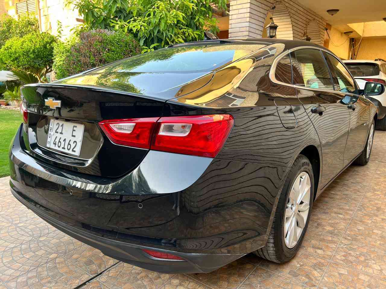 السلام عليكم 
(((السيارة خليجية اخوان))) 
استيراد الشركة العامة السيارة مكفولة كفاله عامة 
للبيع ماليبو 2022 رقم سليمانية 
السيارة جديدة كلش بالعافية على الياخذها
كير at المرغوب 
ماشية 55 كيلو 
مكفولة كفاله عامة خليجي بارد بسيط جداً مال دراجة ورايح مختفي 
‏‎المواصفات 
‏‎ بصمه تشغيل و ابواب + جنطه
‏‎حساسات خلفية 
محرك 1500 توربو 
كير at المرغوب 
‏‎مانع انزلاق
‏‎تشغيل عن بعد 
‏‎لدات اماميه نهاري 
‏‎تبريد قطعتين امامي خلفي 
‏‎شاشه كبيره تدعم  Android Auto/car play
‏‎خرائط Gps
‏‎كامره خلفيه 
‏‎كروز مثبت سرعه
تحديد مسار
‏‎شاشة ضبط واعطال بل دشبول
‏‎منافذ USP/ 12V /Tip C
‏‎مانع انزلاق 
 متوفر واتساب***********‏‎
‏‎مكاني بغداد الدورة
