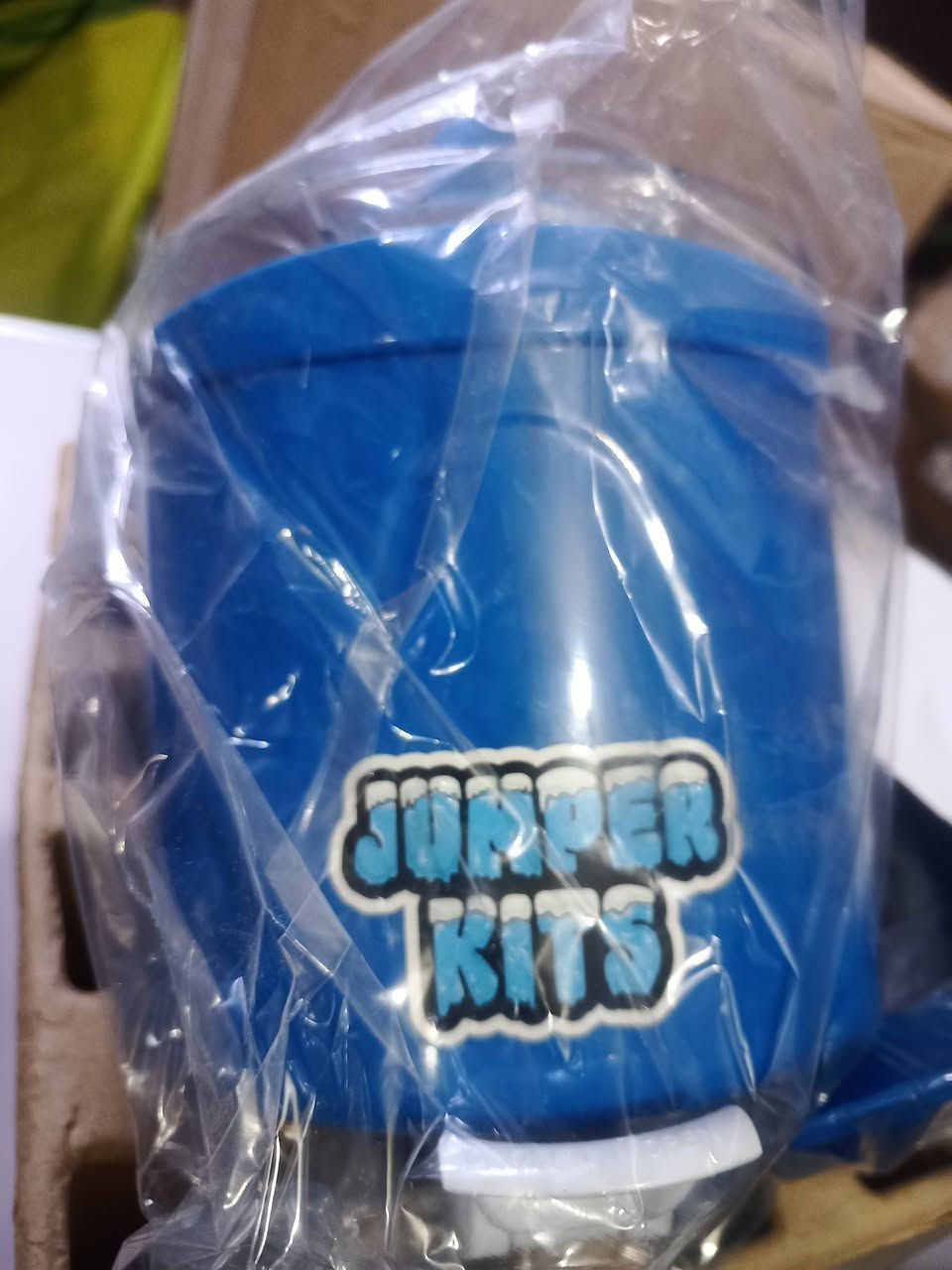 جهاز صنع الآيس كريم الناعم (Soft Ice Cream Maker) طراز BL1000، وهو جهاز منزلي مصمم لإعداد المثلجات الكريمية.
الوظيفة: يقوم بتجميد الخليط أثناء خفقه لإنتاج قوام ناعم وخفيف. 
المكونات الرئيسية: يتكون عادةً من وعاء للتجميد، ومحرك لتحريك الخليط، وموزع لتقديم الآيس كريم. 
الاستخدام: مثالي لصنع الزبادي المجمد، والشراب المبرد، والآيس كريم المنزلي في وقت قصير. 
السعر 
40 الف مع توصيل


**إذا كنت صاحب هذا الإعلان وتريد حذفه لأي سبب، رجاءا أرسل رسالة إلى الدعم الفني**