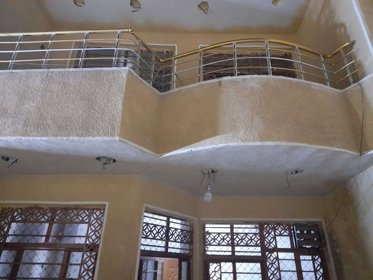 السلام عليكم 
يوجد دار للبيع مساحته ١٢٠متر يحتوي على ٣ طوابق بناء حديث سنه ٢٠٢٢ واجهه ٦ _نزال ٢٠
العنوان: الشعب_سوق شلال_ الفلكه الثانيه_ محله٣٣٥_ زقاق١٧_دار٣
للتواصل او الاستفسار الاتصال بالرقم: ***********
