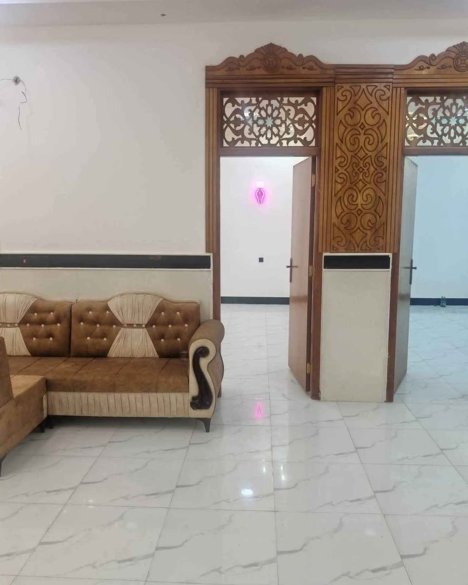 السلام عليكم 👋حياكم الله متابعين ***********
يعلن مكتب الذهبي للعقار 💫
عن توفر لدينا بيت طابقين طابو صرف زراعي عراقي 👍  مساحه 180 متر ركن الطابق الارضي غرفتين كبار واستقبال ومطبخ وصاله7/4 وحمامات كامل واجهيه البيت حجر والطابق الاول عباره عن شقه  غرفتين 5/4ومشتملات كامله ودرج خارجي نظام مرتب وبناء حديث ديكورات درجه اولئ العنوان ابو الخصيب منطقه ابو الجوزي يطلع عل 3 شوارع  السعر ٢١٥ وقابل التفاوض للاستفسار اكثر الاتصال او مراسله واتساب نستقبل كافات عروضكم العقار يه عنوان المكتب ابو الجوزي مجاور معمل الجابري للسخانات مكتب عقارات النور الذهبي ويوجد عروض آخره *********** *********** بناء البيت بناء طابوق البصرة, العراق
