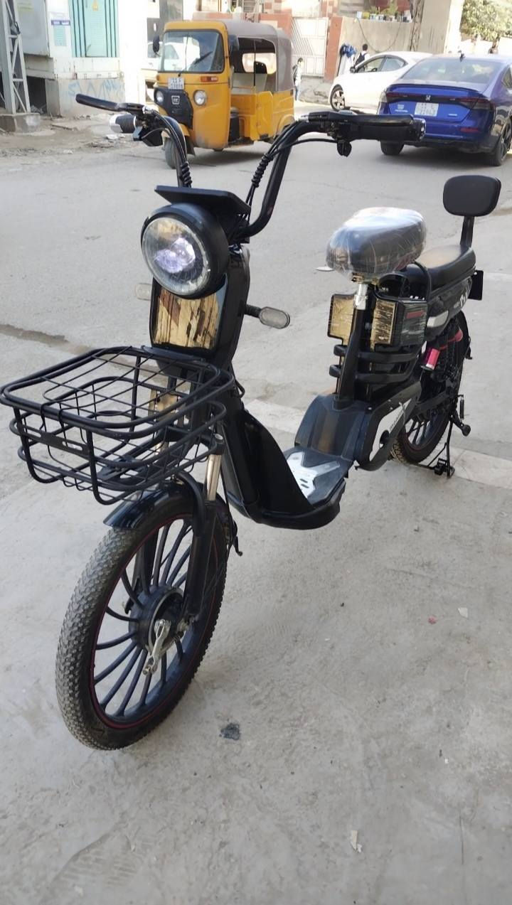 السلام عليكم 
دراجه شحن حجم 20 نضيفه وكامله 
النضافه كدامكم الدراجه 4 بطاريات 
وياه شاحنه الاصليه وبصمتين وسويجين 

السعر 250 الف، وبيه مجال 
العنوان بغداد 
للاستفسار ***********
