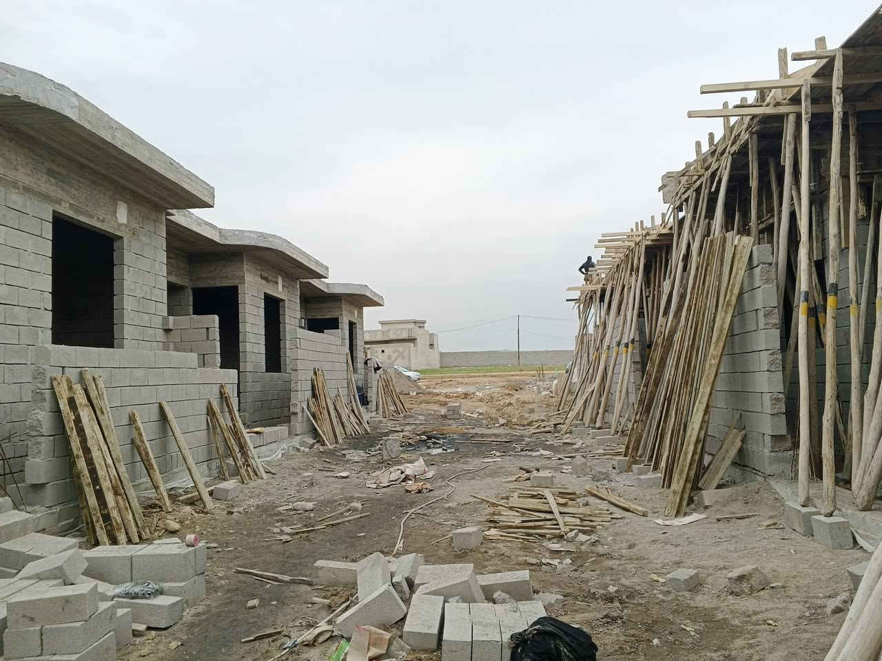 ثلاث هياكل مساحه 110 مربع القوسيات قرب المدرسه الصينيه خدمات كامله تبليط يبعد عنه 150 وصل بلديه سند الزراعي 25 حق التصرف الهيكل الواحد يتكون من غرفتين نوم وهول واستقبال ومطبخ ومشتملات البيت تستلمه كامل ستاره وبيتونه كاملات سعر الهيكل الواحدد
26,000,000 وبي مجال قليل جدا 
الاستفسار الاتصال على الرقم
***********
***********
