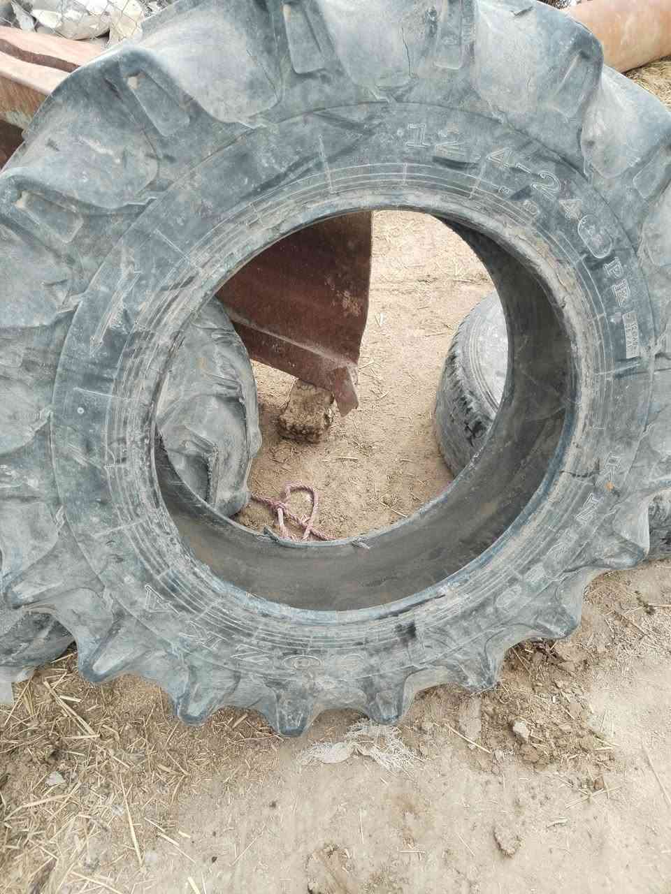 تاير نص عمر  واحد منهن نضيف واحد بيه ضربه

 ***********
