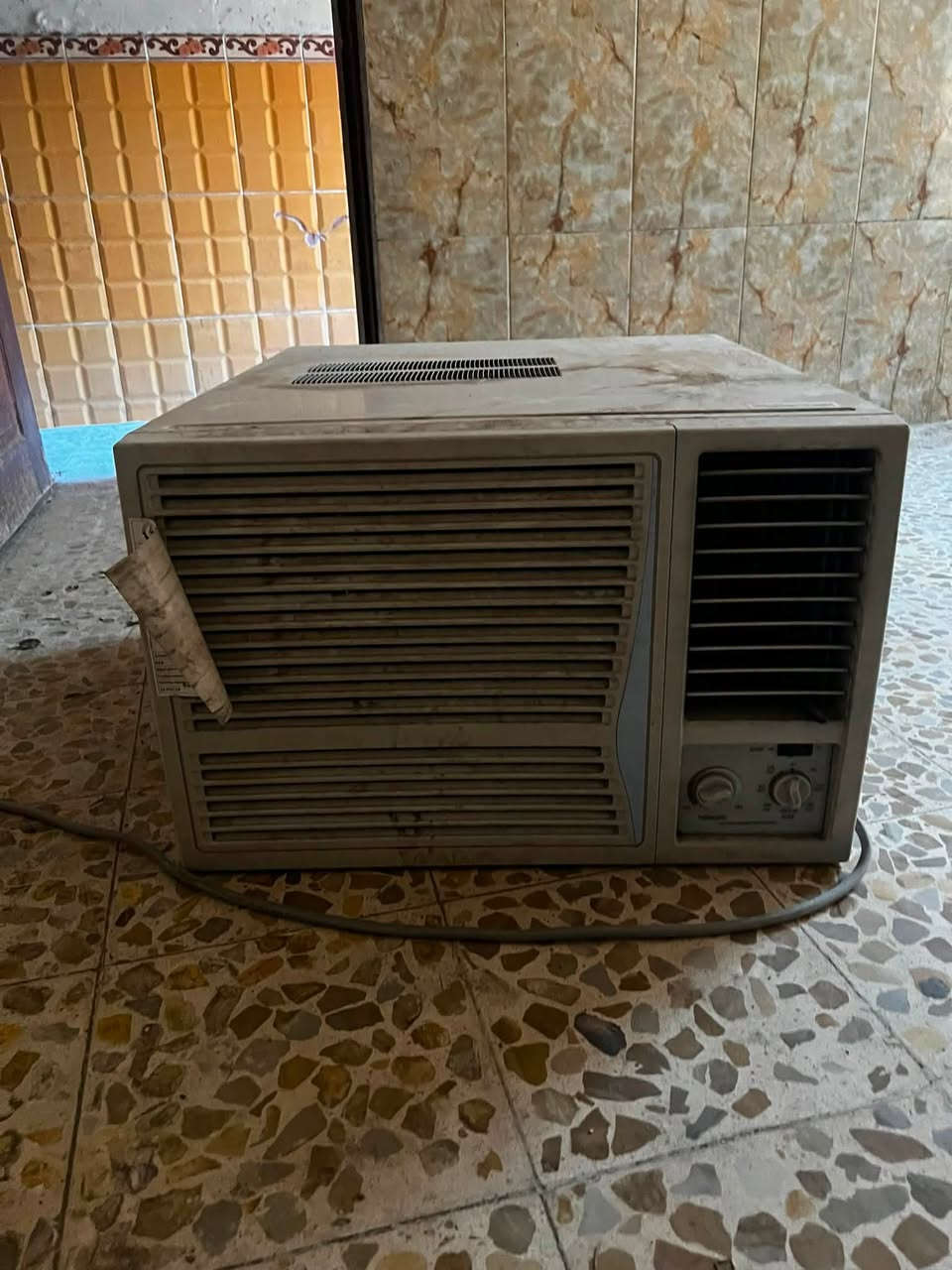 كلمن وسعره مكيف اخو الجديد مجمده خير من الله 
***********
