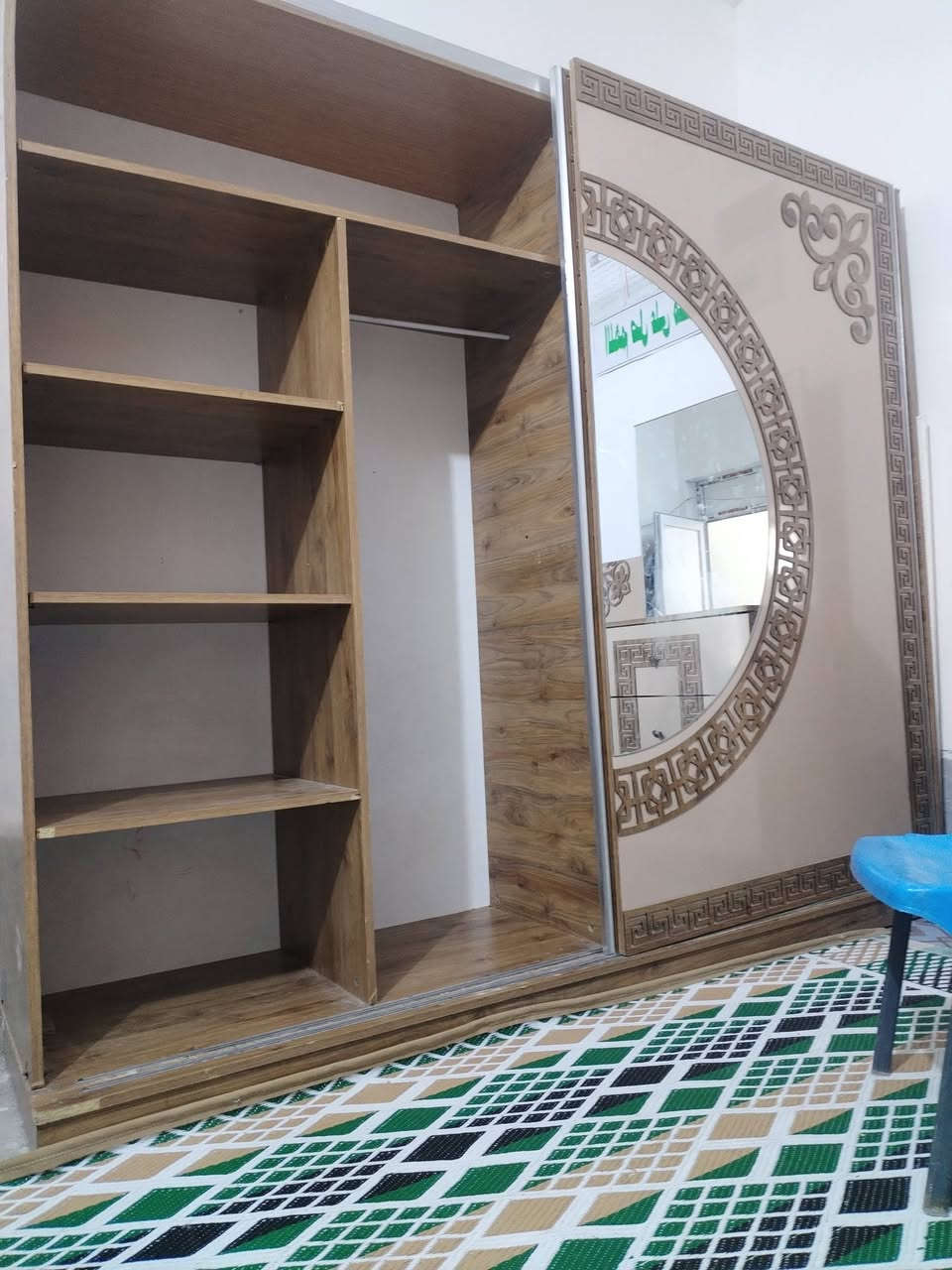 غرفه لون بيجي صاجي نظيفه بسعر مناسب ٢٥٠ الف وبيه مجال قليل عنوان طوريج ***********
