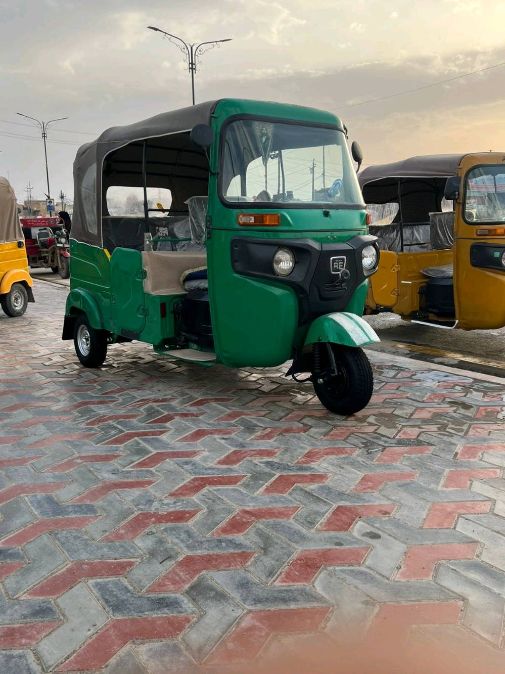 تكتك موديل حديث بلون أخضر، بحالة جيدة ومثالي للتنقل اليومي. يحتوي على كابينة مغطاة لحماية الركاب من العناصر الجوية. مثالي لأعمال التوصيل أو التنقل داخل المدينة.