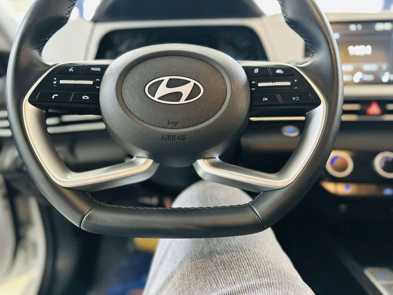 النترا. 2025 زيرو. السعر153  رقم اربيل. 

معرض قلعه اربيل،،،.           بابل طريق حله نجف. 

تحطيم الأسعار.       السعر153.   زيروووو. 

النترا.    2025     رقم أربيل       
    
المواصفات فوووول      .      محرك 1500 دبل نوزل دوش 
شاشه ديجتال 
بصمه                            جام عل ريمونت اوتو 
كشنات جلد 
هند بريك بصمه         تحويل.  اووكاله
اوتو هولد                  
فتحه سقف                   
محرك 1500دبل نوزل                            
حساس لايت 
حساس خلفي بلادي 
حساس أمامي بلادي 
تبريد قطعتين
كاميرا خلفيه بلادي 
جي بي اس
نضام تشغيل الكاميرات 
شاشه  كبيره اصلي ابل كار بلي 
نضام ترحيب مري شفط
نضام مود درايف إيكو وسبورت و عادي
تحكم ستيرن فول 
ويل كب كروم حجم 17
لد امامي نهاري
 شباك نيكل
مانع انزلاق
مانع انحدار 
لايت عدسات زنون 
ايرباكات
جهاز موازنه ABS

للاستفسار الاتصال 

*********** مصطفى المسافر
*********** مقتدى المسافر
***********  احمد المسافر
