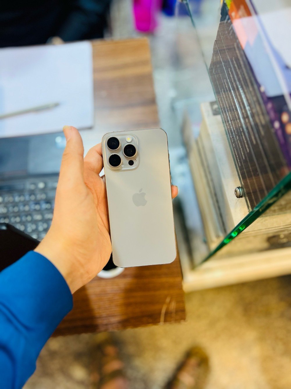 الرمادي شارع عشري 
15 برو ماكس مستبدل شاشه الاصلي بطاريه 86 ذاكره 256 عربي شرق اوسط الجهاز يلمع بس مستبدل الشاشه من كلشي مكفول صوت اتصال انتر نت غيرها غيرها