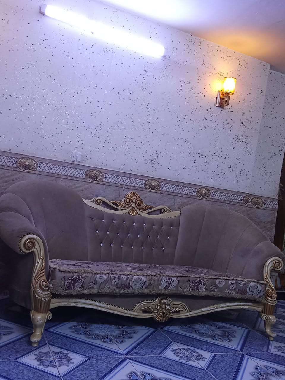 سلام عليكم ورحمة الله وبركاته تخم للبيع يحتوي على 4كراسي ام نفر وثنين ام تلث نفرات وثنين طبله مكان حي الفرات يم المولده تخم 10مقاعد سعر 400وبي مجال للطيبين تواصل عله هاذا الرقم ***********وبيك خير وتتلل

