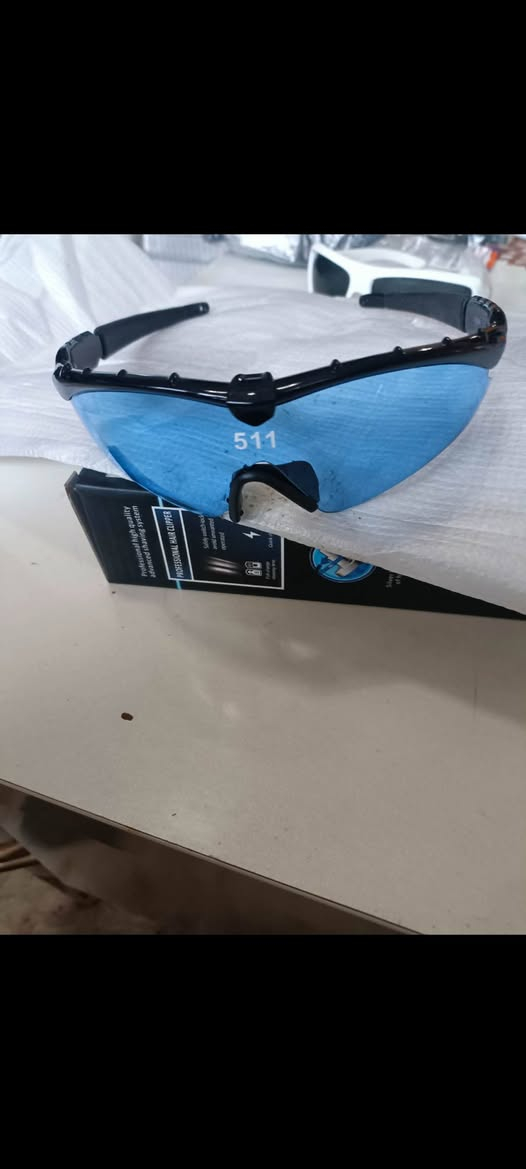 سلام عليكم من رخصة الادمن يوجد نضارات مع خوذة دراجة سعر الخوذة 10 ألف والنضارة ع الفين ت ***********
