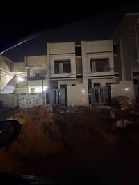 بيت للبيع الشعب خلف جامع الجهاد  شارع 20 المساحة 100 م الواجهة.   5 ال...