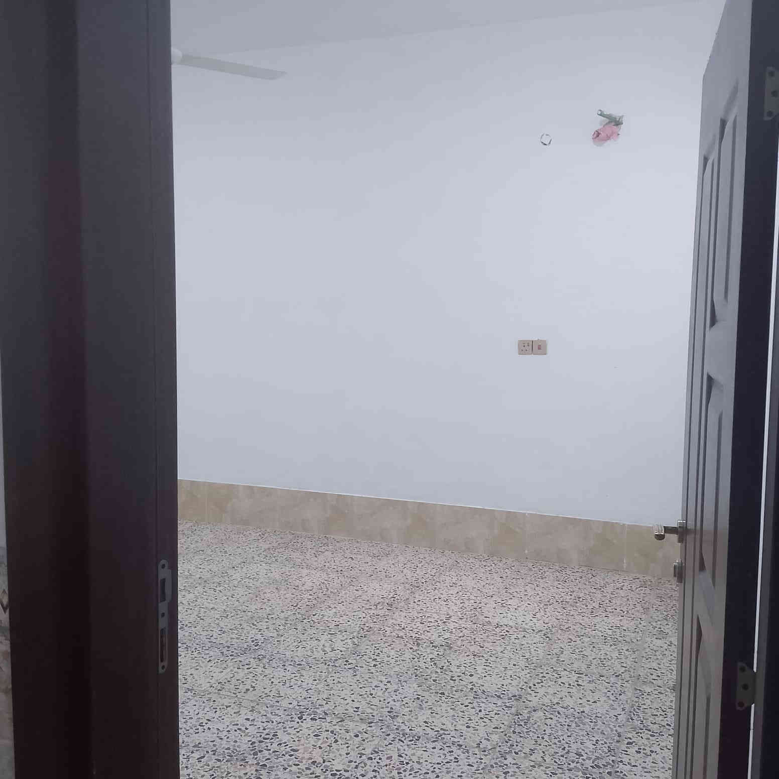 السلام عليكم  بيت اللايجار  العنوان  بدايه الصوفيه قرب من فندق الرمادي 
 استقبال غرف عداد 2  وصاله ومطبخ وحمام داخلي وخارجي  تصوير البيت موجود
💬للأستفسار مراجعه السعر 500بي مجال
       مكتب مصطفئ العلواني للعقارات 
    ***********   📲
🌐الرمادي الشركه مجاور اعداديه فلسطين
