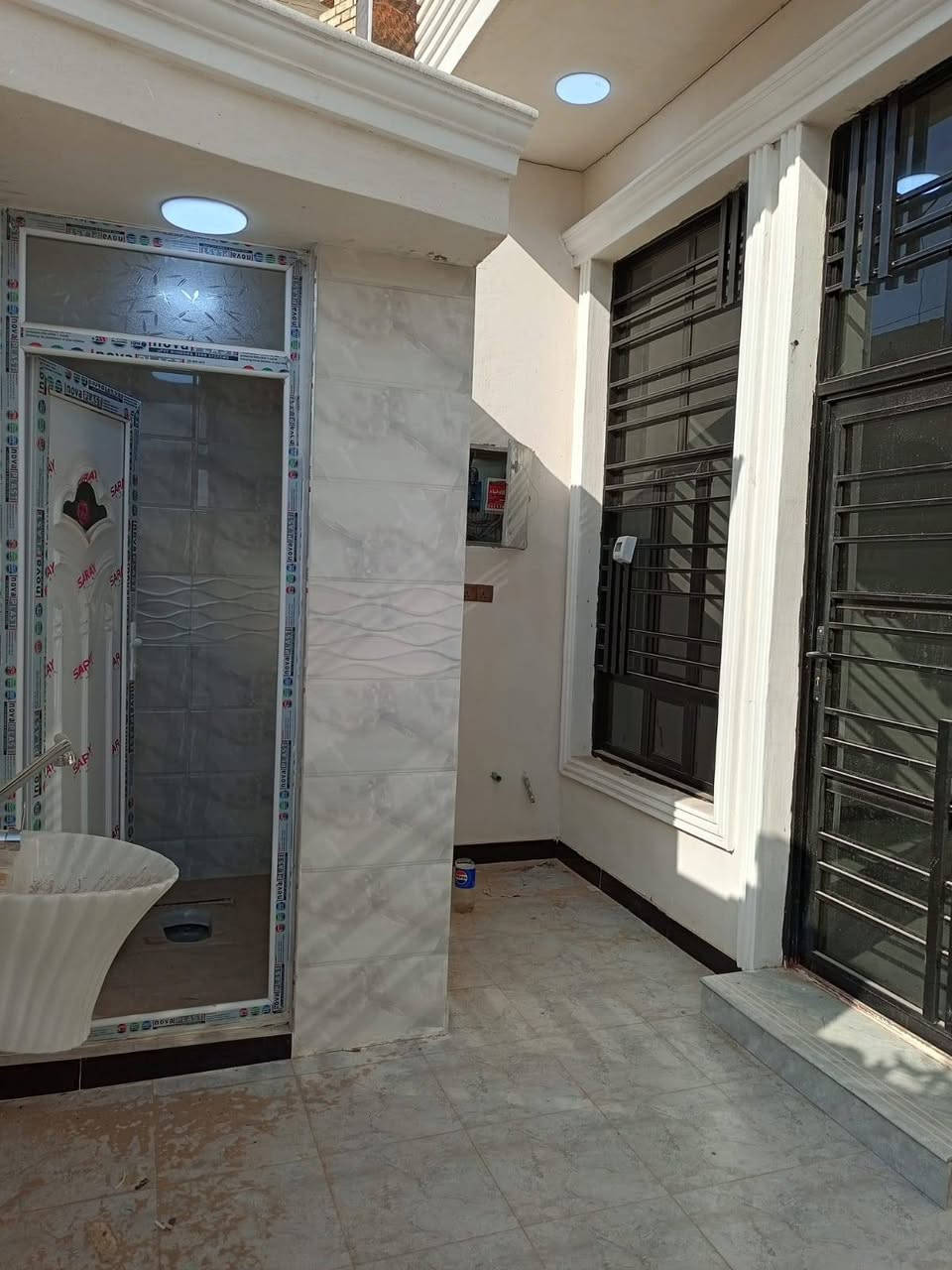 سلام عليكم دار للبيع مساحه125متر بناء حديث الموقع حي الامين قرب مجمع البرديني

يحتوي البيت
صاله
مطبخ
حولي
غرفه عدد2
صحيات عدد2
منور عدد2
للاستفسار***********
