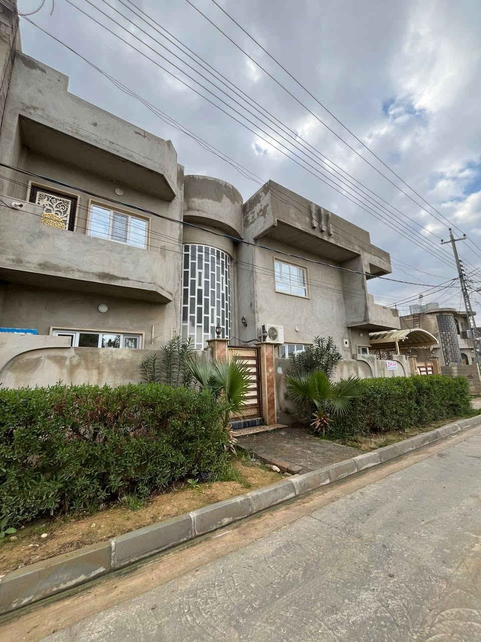 دار للبيع في حي الفلاح الثانية
#مساحة البيت 220 متر ركن 

#البناء 2020

#الواجهة 11*20

#سند طابو الزهور 

للتواصل  مع هذه الأرقام 

***********

***********
