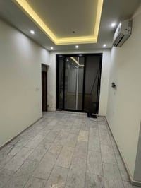 توجد شقه للإيجار  مجهزه مطبخ امريكي وسبالت فول تحتوي على غرفتين نوم  م...