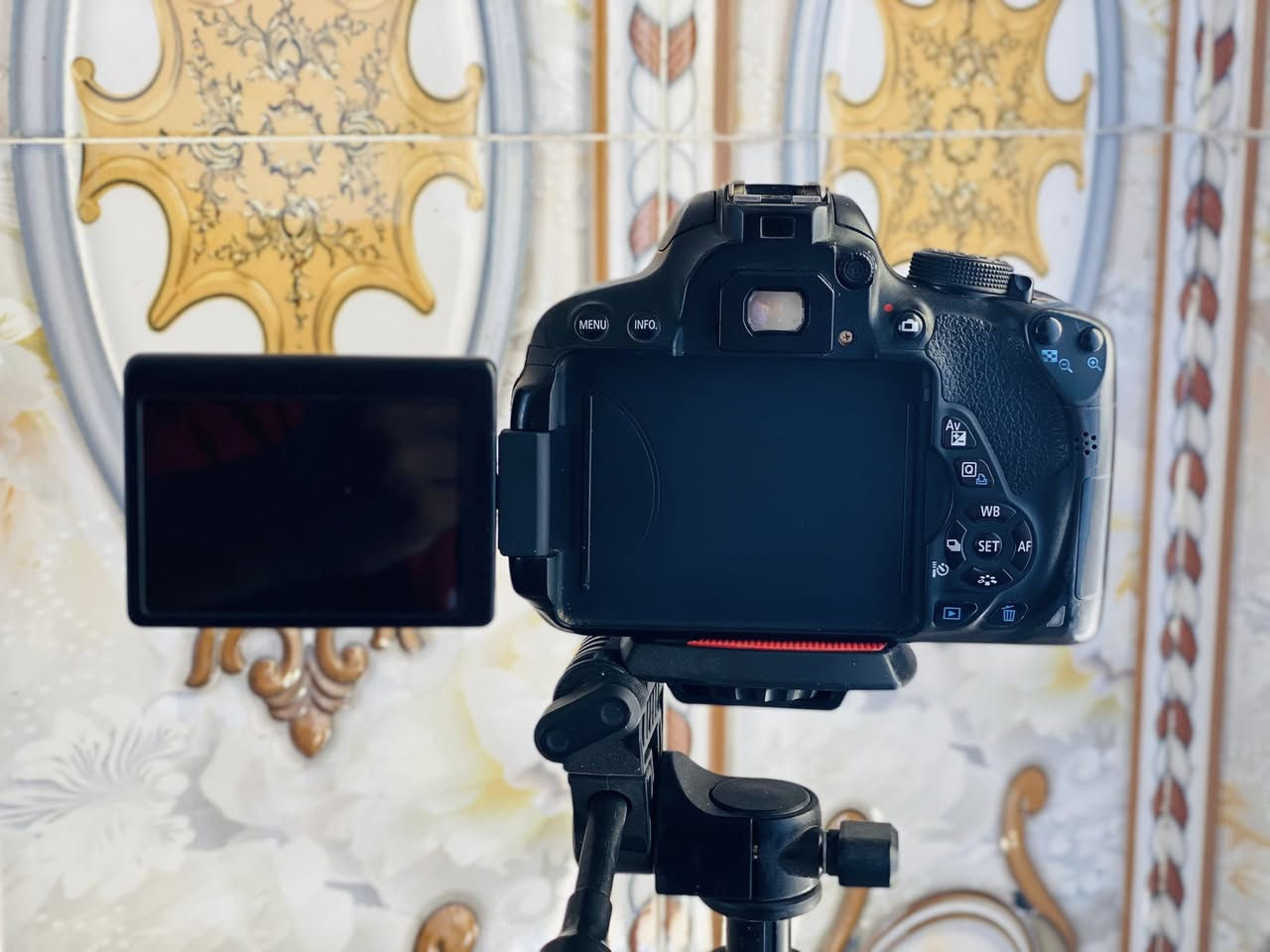 للبيع او مراوس كانون 700D
كامره فول فريم عدسه 70-200
فتحه٢.٨
كامل ملحقات (جنطه+حزام كتف+بطاريه+رام16كيكا) شاشه لمس قلاب
سعر ٧٠٠نظافه ٩٠٪؜مو شراي لا تعبني وتكسر بالسعر رجاءً 
تواصل مراسله الحساب او الاتصال(***********)
