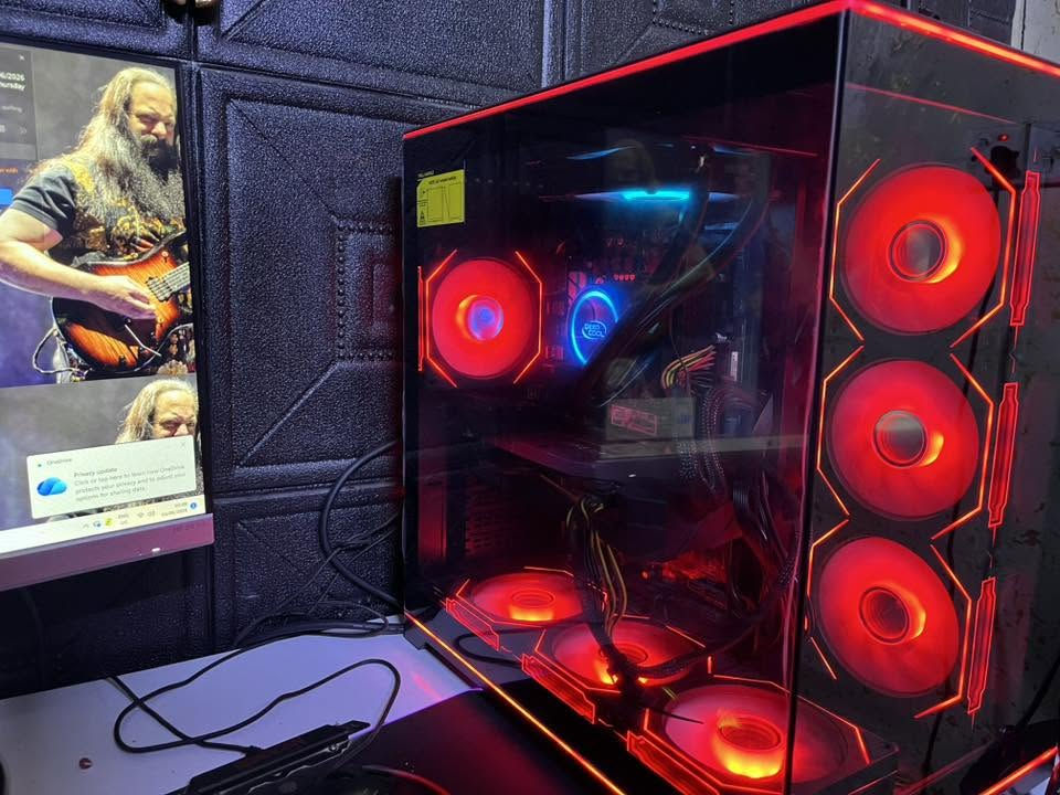 للبيع مع كرسي كيمنك و شاشة كيبورد ماوس سماعات ups 

Gtx 1660 ti 
Cor i 7 6700
Ram ddr4 16 
Ssd 256 
Hdd 2t 
  Power 750w 
قيم السعر بالمعقول وخذها. *********** واتساب
