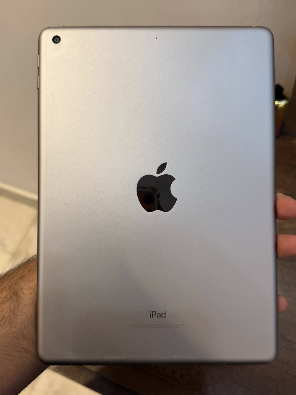 السلام عليكم ايباد 5 * شاشة 9.7 بوصه 
معالج Apple A9
* سعة 32 جيجابايت 
الجهاز نضيف بلادي كلشي ما امبدل بي  با ستثناء كسر بسيط بل شاشه و صغير   امبينه بل صور من جبته وكع مني و كلشي مابي ما امأثر على اللمس او و كامرات. شغاله جهاز مرتب  و نضيف اخذته الي و هسه ما احتاجه سعره  125  
رقمي *********** 
مكاني بغداد  شارع فلسطين
