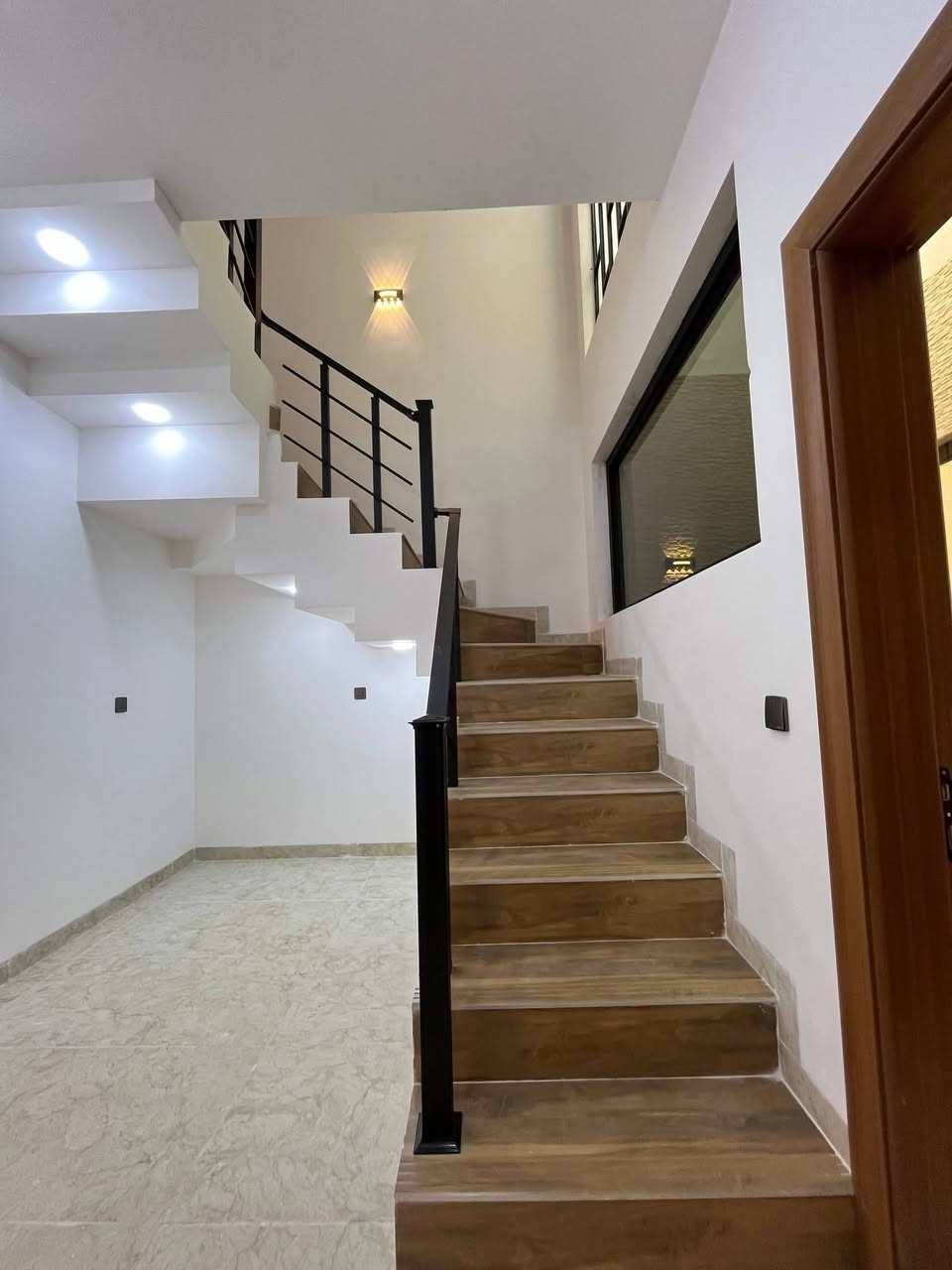 - للبيع في حي البكر، مساحة 165 متر مربع.
- الواجهة: 7.5 متر. #حي_البكر
- البناء حديث زيرو، تسليم مفتاح.
- سند طابو زهور، شرط تحويل وقرار تمليك.
- مكون من طابقين:
- الطابق الأرضي: كراج، هول، استقبال، مطبخ، صحيات، غرفتين نوم. #مكتب_قصر_الامراء_العقاري 
- الطابق الثاني: ثلاث غرف نوم، صحيات، هول بيتونه سطح
للاستفسار حول السعر والتفاصيل الاتصال على الرقم *********** متوفر واتساب
