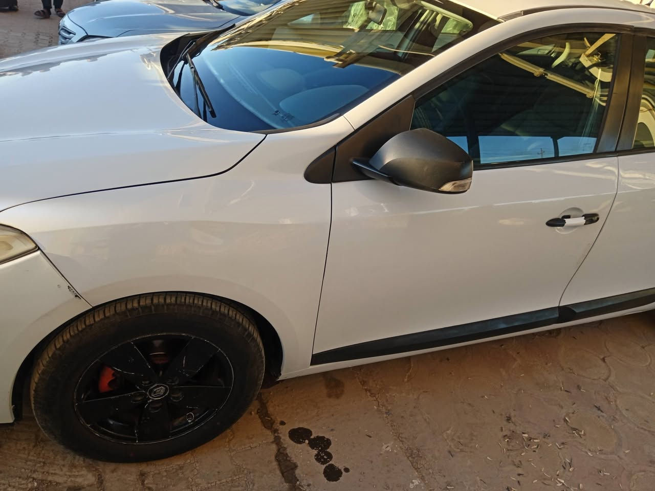 سلام عليكم رينو فلاونس 2013للبيع مكفوله فقط جاملغ جهت الصدر بي كارت صبغ باقي السياره مكفول كير محرك خير من الله كيره ميكانيك المحرك القبق الاصفر المرغوب سياره جاهزه تدفئه تبريد شغاله رقم بغداد نكليزي سنويه 2026 تنتهي بسمي السياره تحويل ثاني يوم.سعره 68 وبيه مجال بسيط ***********مكان السياره النجف الاشرف
