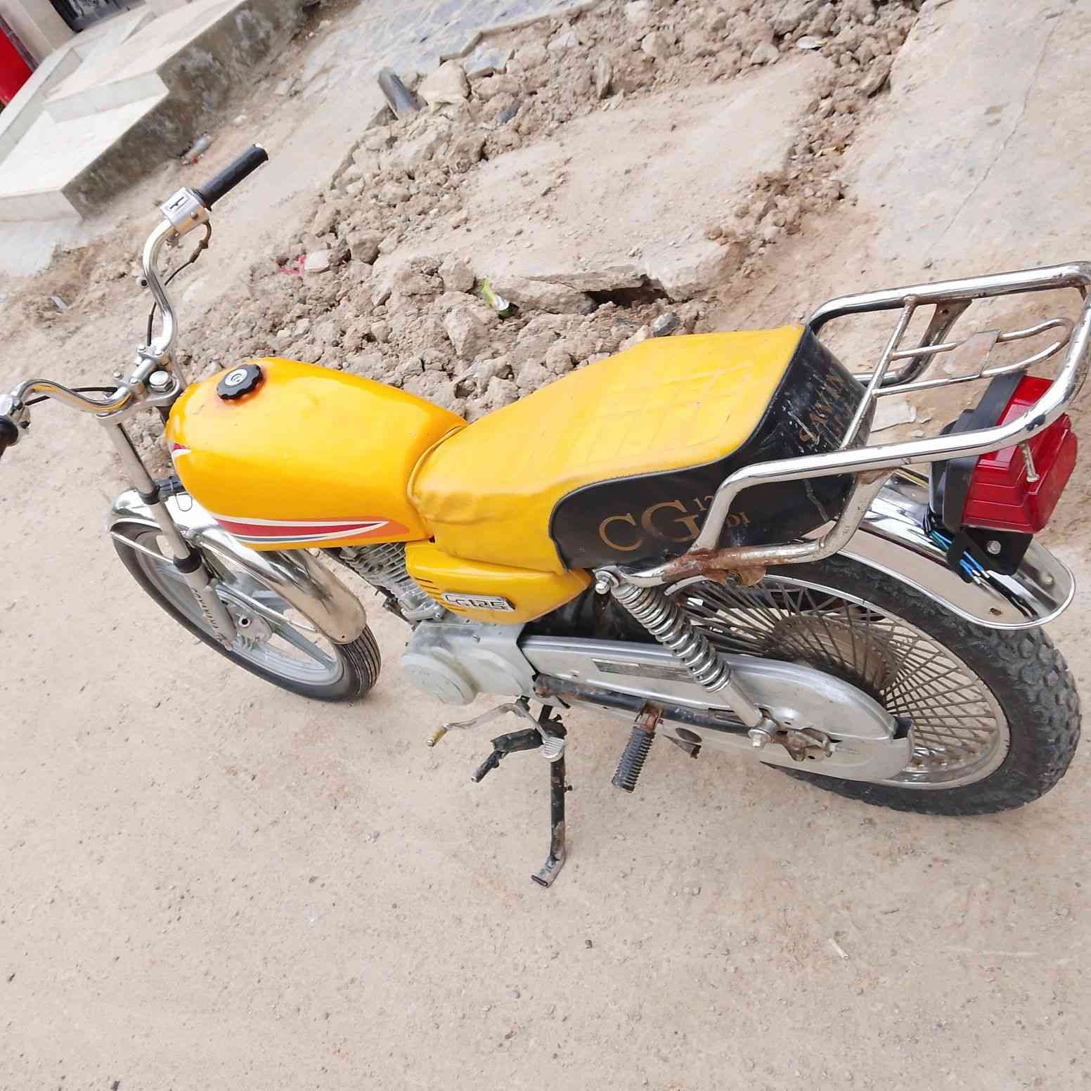 سلام عليكم نامة يراني موديل 2017/ مكينة خير من الله تايرات جديد دراجه فول شلعاة معدل مكينة خير من الله دبلات فول سعر 300/ وبيها مجال مكان بغداد شارع فلسطين ***********
