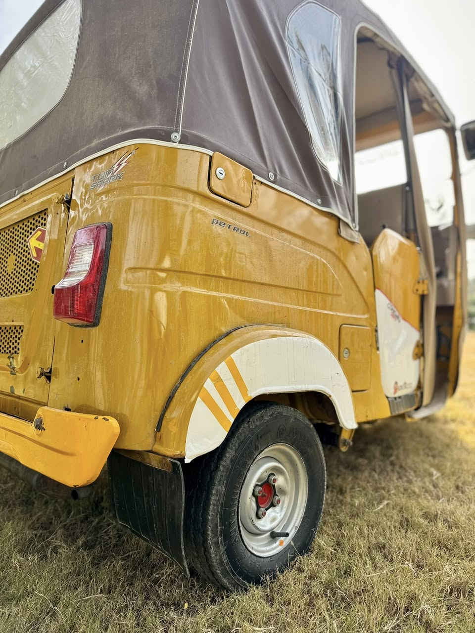 سلام عليكم شباب 21شهر3اوراقق كامله مابيهن اي نقص تكتك خير من الله بيه لغد مرشوش فقط تكتك بيه شلعه تخبل محرك كاتم 
سعر6800وبيه مجال حك الجيه 
تواصل ***********
