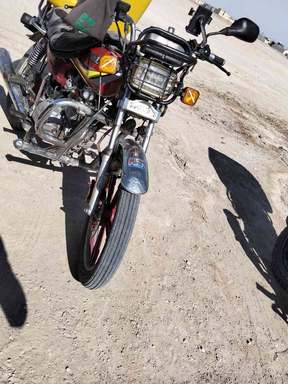 سلام عليكم شباب دراجه مرتبه للبيع جاهزا يعوزها شغلات بصيطه كهربائية كلها شغاله محرك جديد تركب وتمشي ***********تصال فقط @
