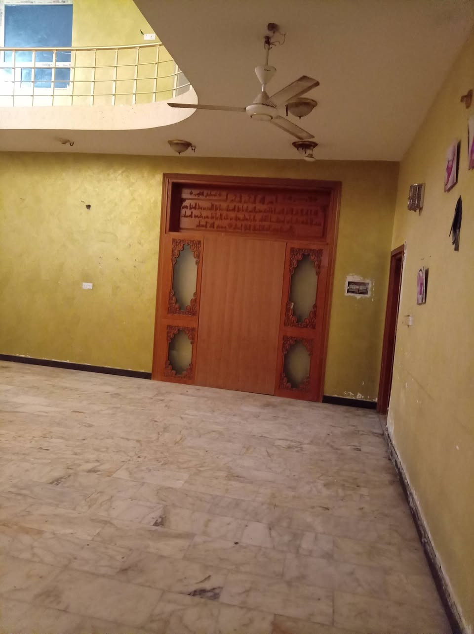 السلام عليكم بيت للايجار المساحه ٤٠٠ متر خمس غرف نوم وصاله واستقبال وطبخ وحديقه وصحيات داخليه وخارجيه العنوان المتنزه مقابل المشاتل للاستفسار الاتصال على الرقم *********** بيه وات ساب
