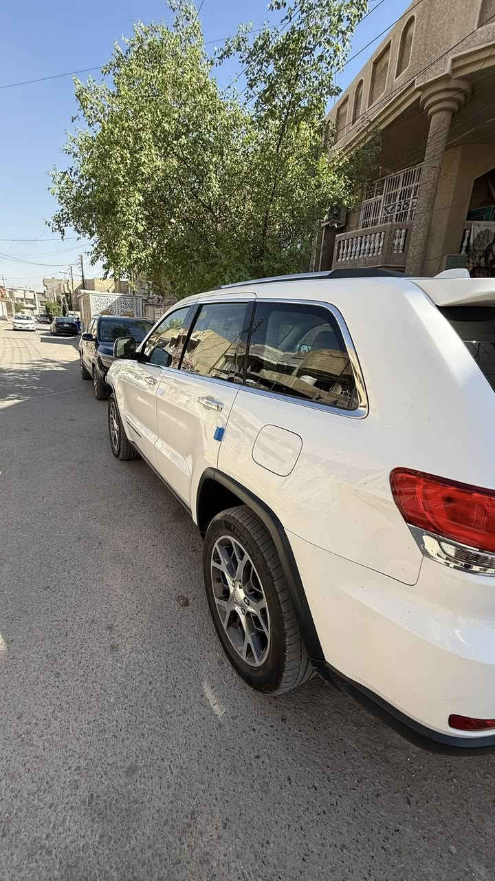 للبيع جيب كراند شيروكي خليجي
ليمتد x موديل (٢٠١٩) فول مواصفات 
مكفولة كير ومحرك وحادث 
المحرك : 3.6L  V6 
كشنات جلد
الرقم : بغداد ب اسمي 
اللون : ابيض 
دفع رباعي 4*4
استيرن كهربائي 
شفتات ستيرن 
٣ شاشات 
كير ٨ سرع اوتماتيك وعادي 
مرايا كهربائية قابلة للطي 
بصمة ابواب عدد ٢ 
تحذير نقطة عمياء 
سقف بانوراما فتحتين 
نظام الخرائط Gps
المصابيح زنون 
زراكات مازدات 
كشافات الضباب زنون 
تشغيل عن بعد 
صندوق كهرباء 
حفظ وضعيات الجلوس خزن (ميموري)
المقاعد الامامية كهربائية تدفئة وتبريد 
المقاعد الخلفية تدفئة 
حساسات امامية وخلفية 
تدفئة ستيرن 
محدد سرعة 
دبل كزوز خلفي 
مشغل اقراص 
ويل قياس ٢٠ 
كامرا خلفية ٣٦٠ درجة 
نظام تشغيل واطفاء اوتماتيكي 
السيارة 90 km 
عنوان السيارة البلديات ( ***********)
