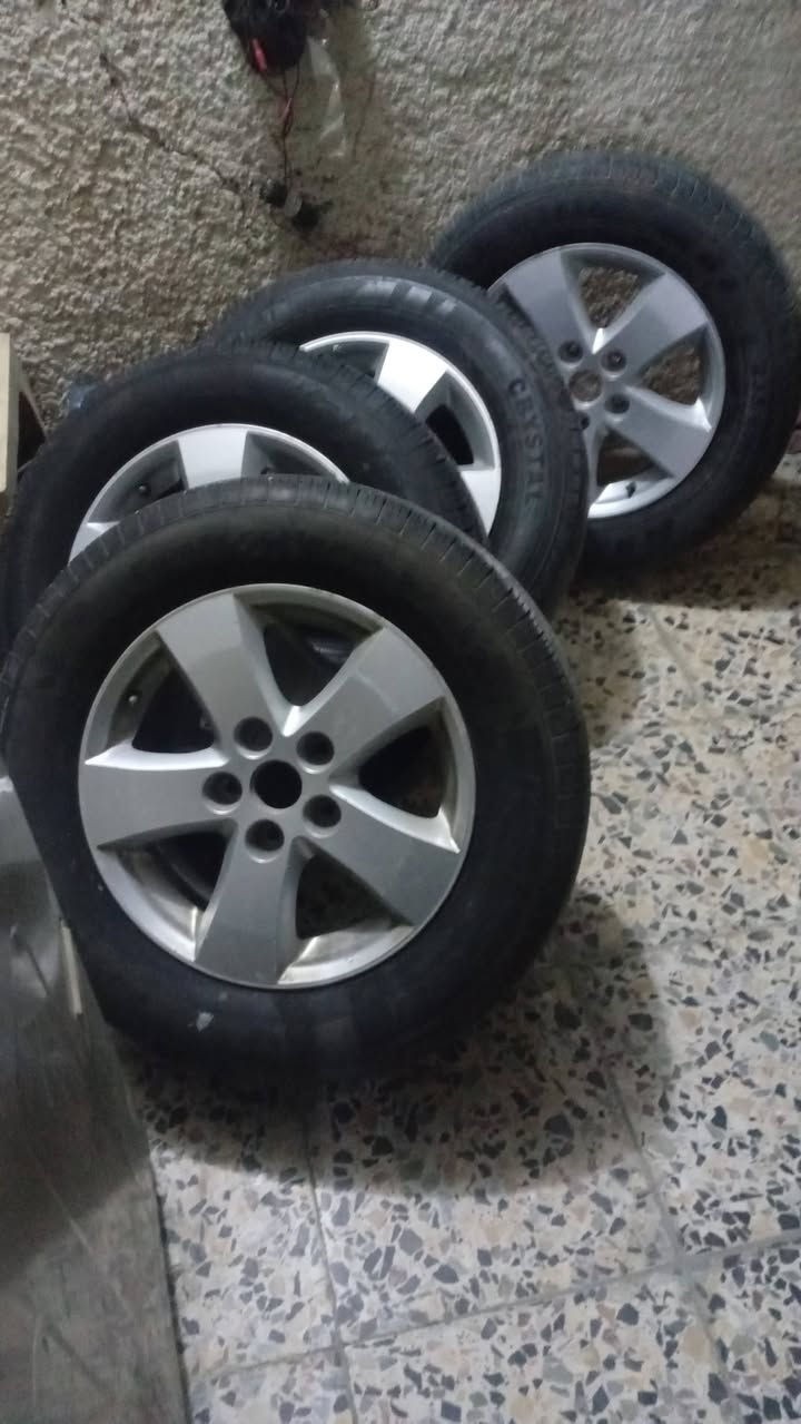 تخم تايرات ويل كب دوج كرفان جورني زوج جديد وزوج تعبان
سعر 300.  الف ***********  مكاني بغداد شعب
