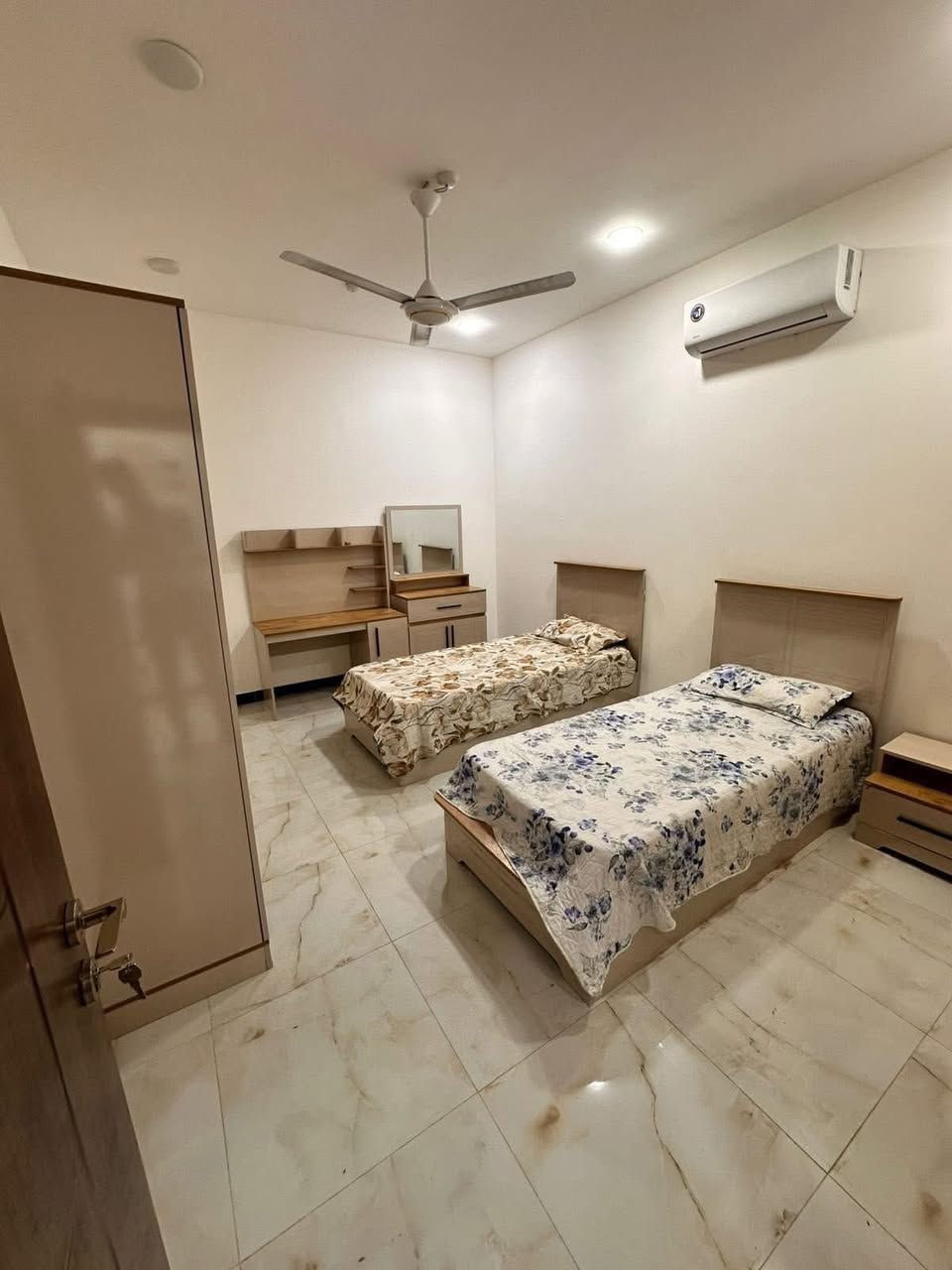 شقه مؤثثة ط اول للايجار vip
التفاصيل  ( صاله - مطبخ - صحيات - غرف نوم عدد 2 )

العنوان📍- المنصور - العناب 

للاستفسار الاتصال على 

1100$

***********

البنايه تحتوي على كراج + حديقه
