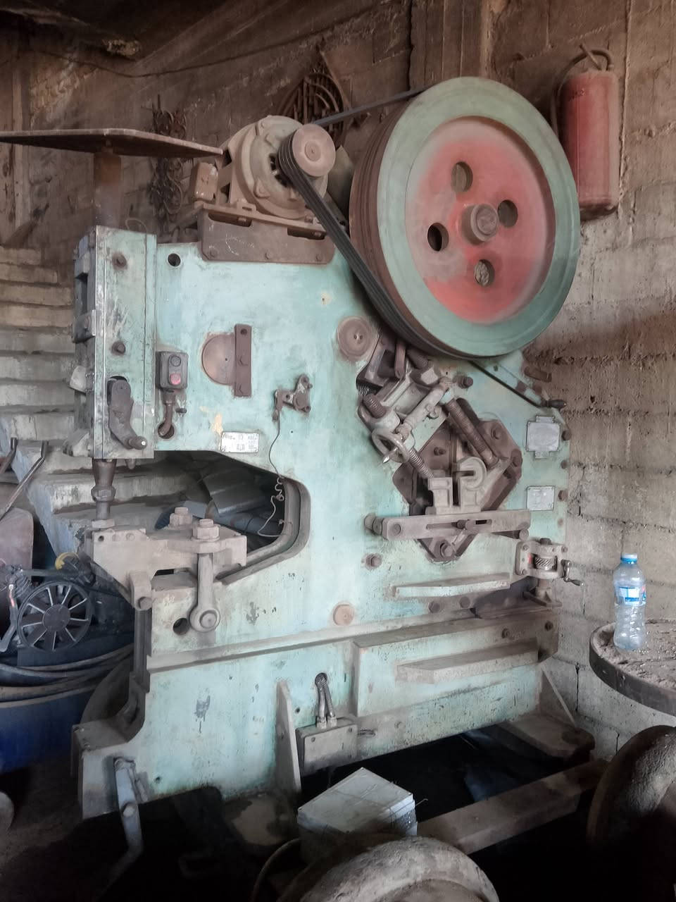 عدنا بنج كهربائي المنشاء روسي موديل 1960بحالة وسط يحتاج إلى بعض الصيانة بالكلج العنوان البياع حي الصناعي الشارع السابع والاتصال بالرقم ***********
