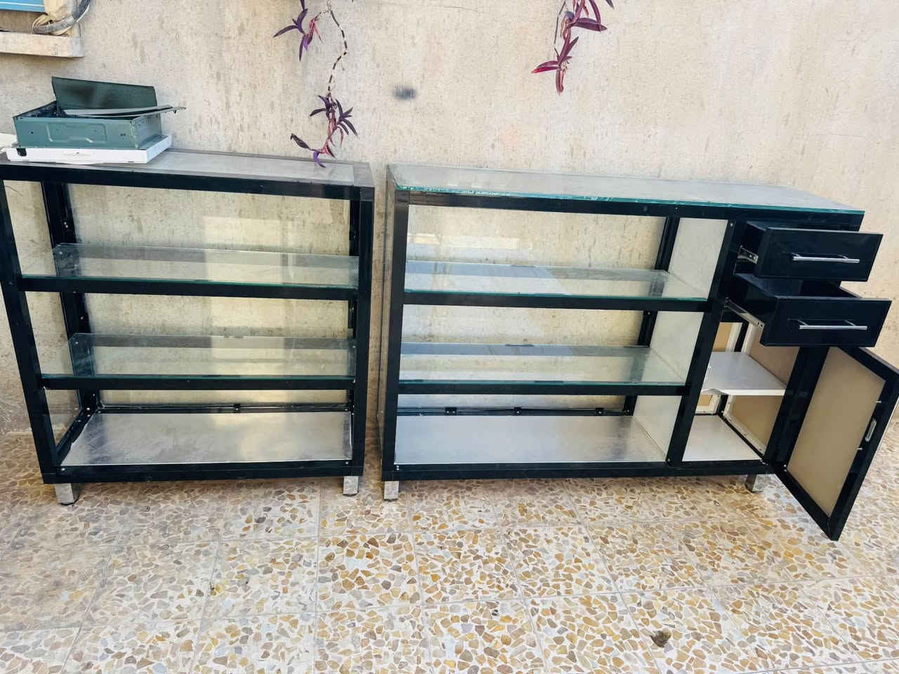 ميز عدد اثنين للبيع المنيوم افضل شيء داخل المقاطع الالمنيوم خشب للتقوية فصال درجة اولى 
الميز الصغير قياسو متر
والميز الثاني قياسو متر ونص
***********
***********
