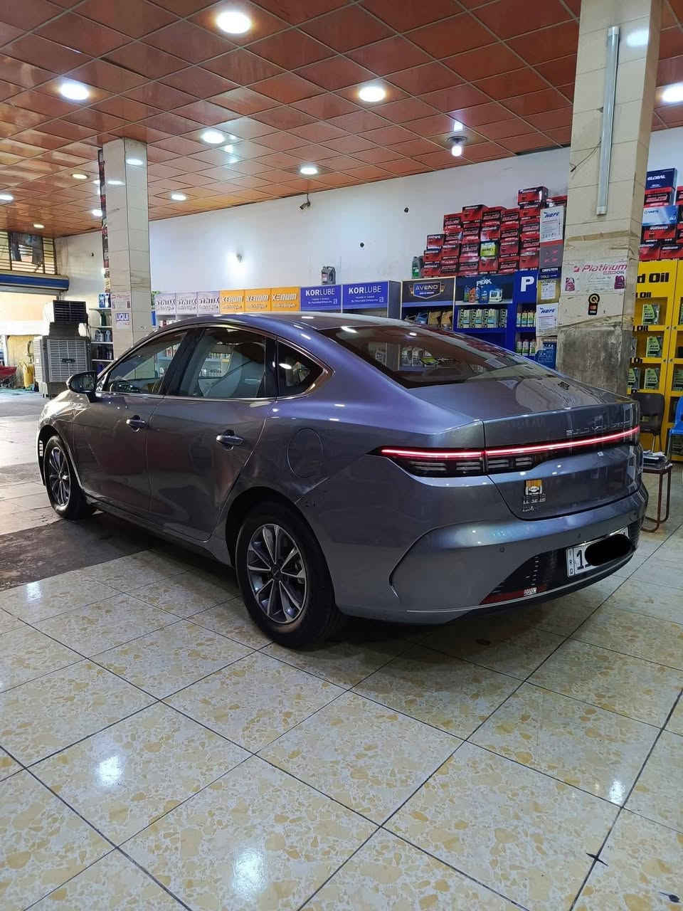 بي واي دي ديستروير / BYD Destroyer 

موديل 2025 / المشي الكلي 5 آلاف 

بأسمي تحويل مباشر / حرة / بعدها بدهن الشركة

رقم بغداد الانكليزي / هزة جديدة / سنوية لغاية 2030 

شاشة محدثه ومنزل كل التطبيقات

السيارة كاملة مع جميع ملحقات الشركة 
ـــــــــــــــــــــــــــــــــــــــــــــــــــــــــــــــــــــــــــــــــــــــــ
مواصفات السيارة 

بصمة تشغيل / بصمة ابواب / تشغيل عن بعد / حساس خلفي

شاشة اصلية / كامرة خلفية / هاند بريك بصمة / كشنات جلد 

تحكم استيرن جهتين / لد امامي / بك لايت لد / لايت زنون  

ويل كب كروم / اشاير بالمري / شاشة قلابه / مثبت سرعة
ــــــــــــــــــــــــــــــــــــــــــــــــــــــــــــــــــــــــــــــــــــــــــ
السيارة مكفولة من الصبغ 
بيها ملاحظتين بالجاملغات الخلفية 

#السعر 19,300,000 عراقي وبيها مجال بسيط 

مكان السيارة / بغداد / حي الجامعة 

للأستفسار 
*********** متوفر واتساب او اتصال
