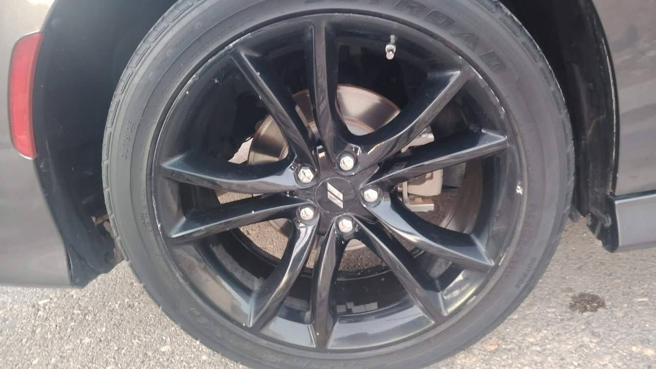 السلام عليكم
تخم ويل وتاير حجم 20 بلادي
مكفول من الحيم وعواج وصبغ 
مكاني بغداد
للبيع فقط السعر ٤٠٠ الف
***********
***********
