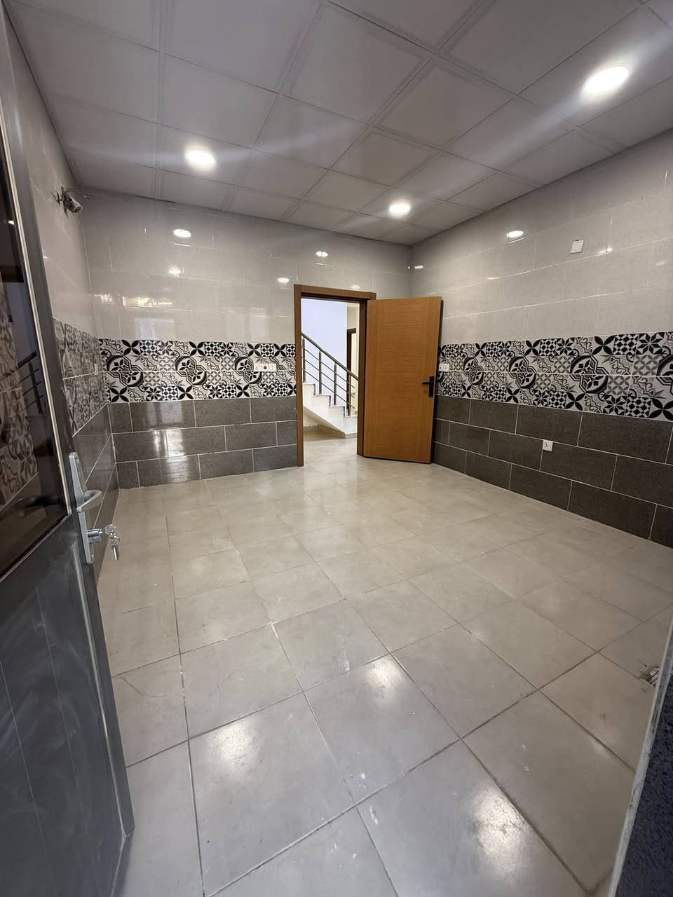 🏠دار للبيع 
مجمع بيتي (الزون الاول)
مبدل ارضية الگراج والحولي 
موقع مميز 
 قرب الخدمات (جامع) (مدرسة) (ماركت)

المساحة 220 م
3 غرف 
صالة 
استقبال
مطبخ 
2 مجاميع صحية
گراج وحديقة 
 
توجد عروض اخرى داخل مجمع بيتي
☎️للاستفسار 

 ***********

📍نستقبل جميع العروض داخل وخارج المجمع
