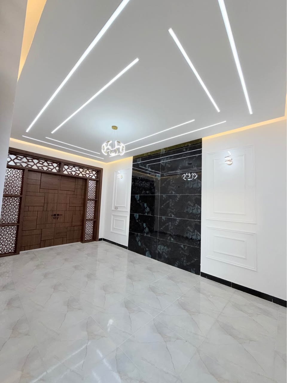 دار للبيع مساحه ١٥٠ متر طابو زراعي مقابل ملحق قريه الغدير يبعد عن الشارع العام ١٠٠ متر البيت جديد غير مسكون شغل درجه اولى يحتوي علا غرفتين وصاله ومطبخ واستقبال وصحيات داخليه وخارجيه كافه الخدمات متوفره تبليط لباب البيت السعر ٧٢ مليون وبي مجال بسيط للاستفسار *********** النجف, العراق
