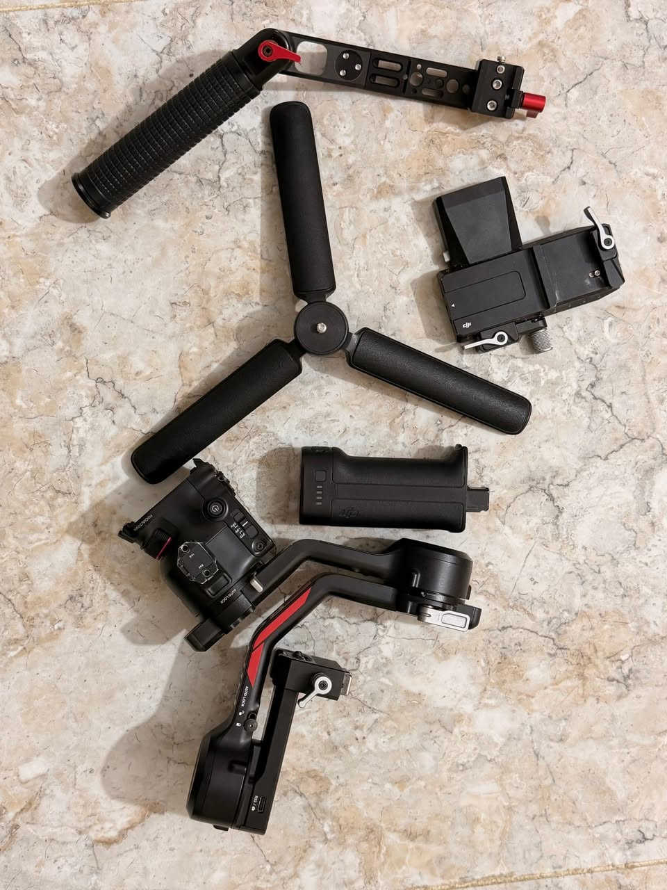 فرصة للمصورين المحترفين وصنّاع المحتوى.

متوفر DJI RS4 Pro بحالة ممتازة جدًا، استخدام خفيف، ونظافة استثنائية وكأنه جديد.

المواصفات:
✔️ كامل الملحقات الأصلية
✔️ الكارتون الأصلي موجود
✔️ جميع المحتويات كاملة
🎁 حقيبة هدية مع الجهاز

الجهاز جاهز للعمل مباشرة، ويُعد خيارًا مثاليًا لمن يبحث عن أداء احترافي وثبات عالي في التصوير.

💰 السعر خاص.

📞 للاستفسار:
***********
