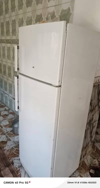 ثلاجه للبيع  شرط  تجميد ماء داخله تصليح رقم الموبايل 07724998072