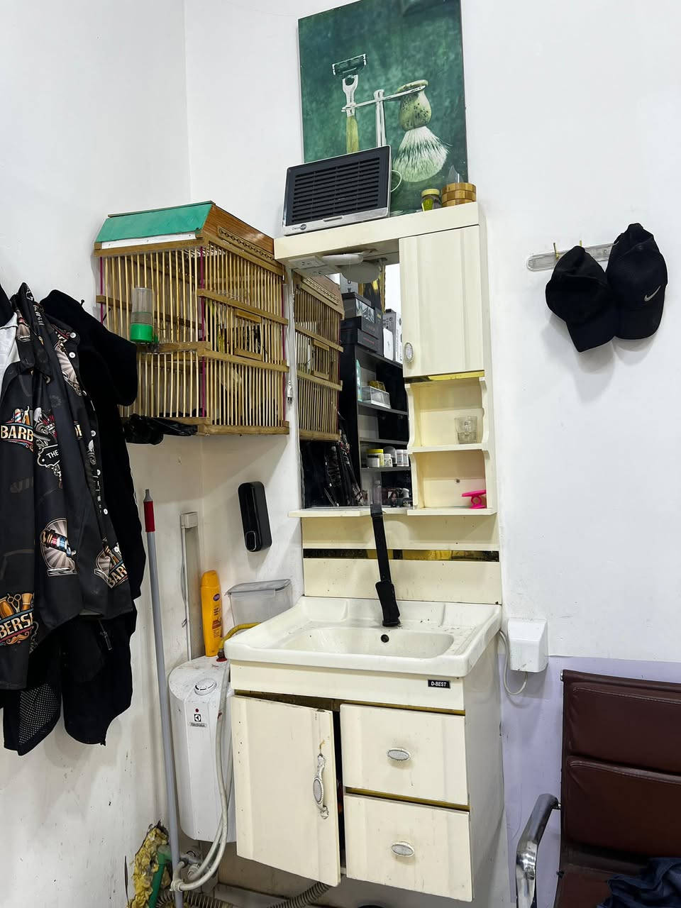 للراغبين بتجهيز محل حلاقة بأفضل سعر وأقل جهد، ديكور نظيف ومرتب للبيع، يحتوي على:
• 3 مرايا بتصميم عصري.
• 3 كراسي حلاقة مريحة.
• مغسلة متكاملة.
• رف كبير (ستاند) لتنظيم العطور والمعدات.
• 2 مصطبة (كراسي انتظار) للزبائن.
💰 السعر النهائي: مليون دينار فقط.
📍 الموقع: [شط العرب التنومه كردلان شارع الشهداء ]
📞 للتواصل والاستفسار: [***********]
