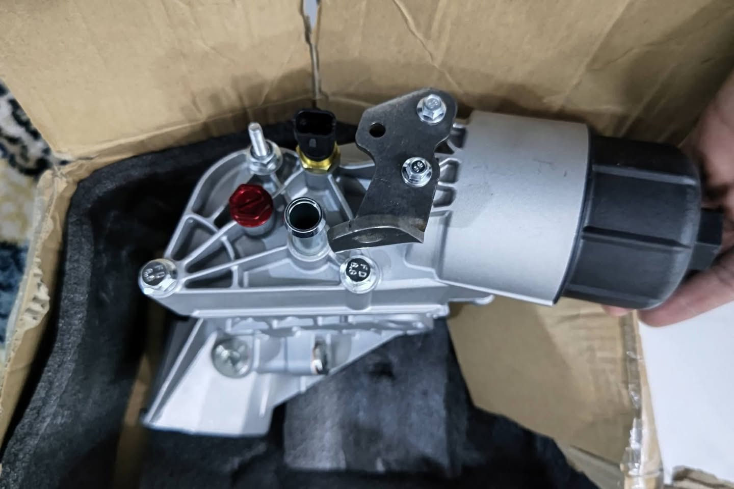 السلام عليكم ورحمة الله 
متوفر جديد

القطعة المعروضة في الصورة هي مجمع مبرد ومبيت فلتر زيت المحرك (Engine Oil Cooler & Filter Housing Assembly)، وهي مصممة خصيصاً لمحركات الديزل. 

 +1
تفاصيل القطعة:
الوظيفة: تعمل على تبريد زيت المحرك واحتواء فلتر الزيت لضمان تنقية الزيت وحماية المحرك من الحرارة الزائدة.
المادة: تتوفر هذه القطعة غالباً بإصدارات مطورة من الألومنيوم لزيادة المتانة ومقاومة الحرارة مقارنة بالقطع البلاستيكية الأصلية.
المحتويات: تشتمل عادةً على مبيت الفلتر، المبرد، حساسات، والغطاء الأسود للفلتر. 
التوافق مع السيارات:
تتوافق هذه القطعة بشكل أساسي مع الموديلات التالية:
جيب جراند شيروكي (Jeep Grand Cherokee): للموديلات من 2014 إلى 2019.
نوع المحرك: محركات 3.0L V6 Turbo Diesel.


**إذا كنت صاحب هذا الإعلان وتريد حذفه لأي سبب، رجاءا أرسل رسالة إلى الدعم الفني**