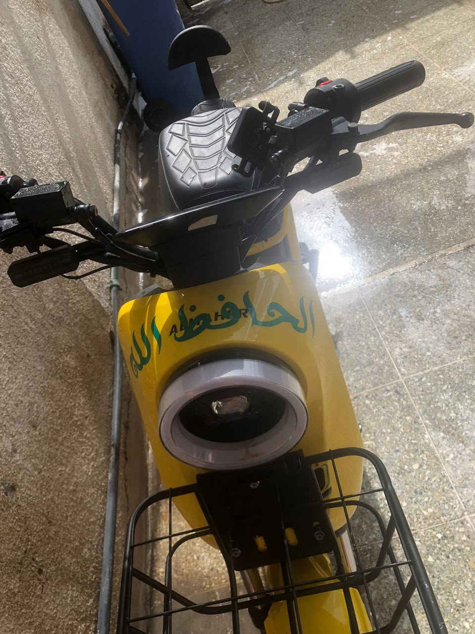 السلام عليكم R9.لون ليموني  
موديل 25 جديده لد زنون نظام رجوع  R
    5بطاريات جديده ملف 1200 ./ 4 سرع  بلوتوث ستفسار على رقم ***********.  بغداد الأمين الثانيه

