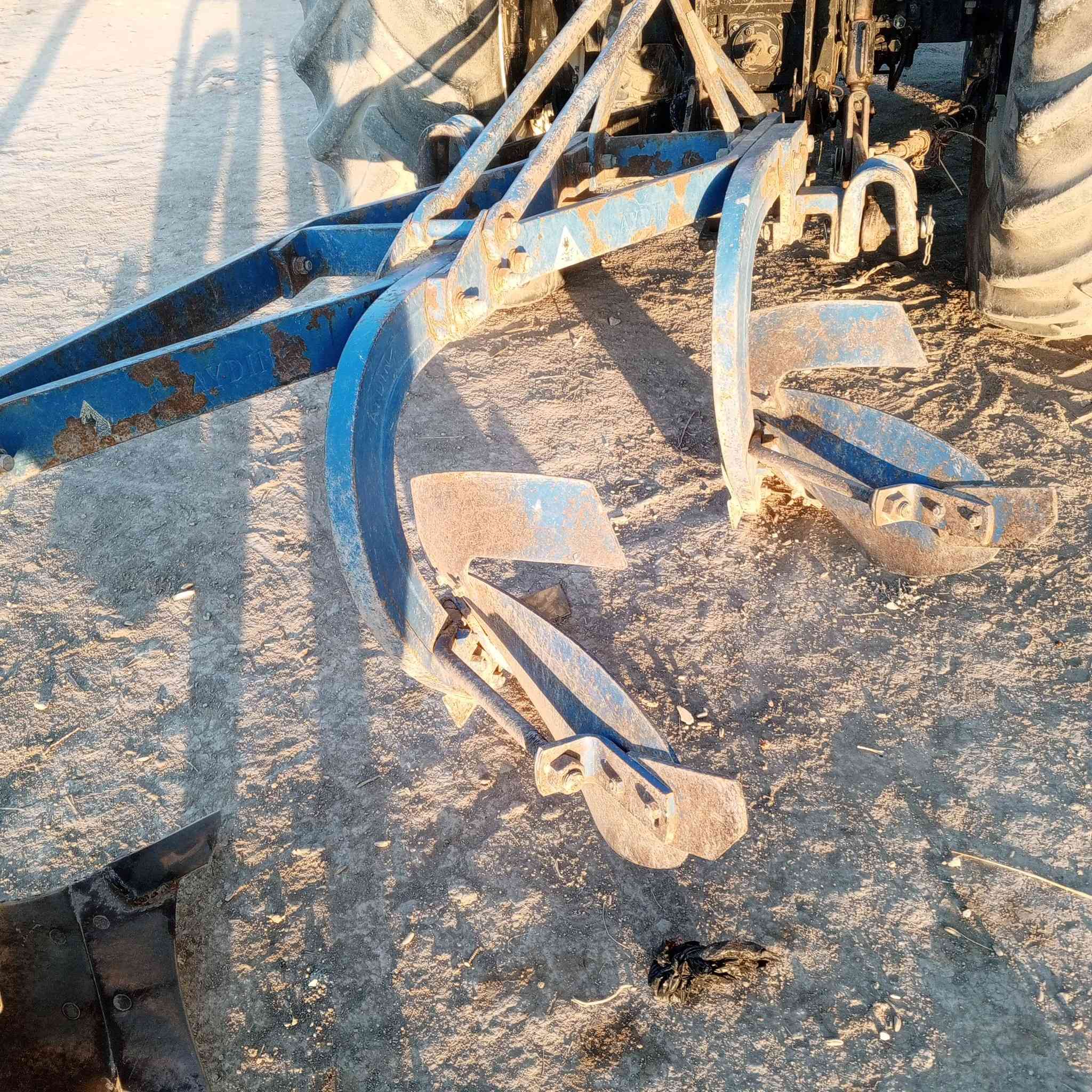 سلام عليكم فدان ثلاثي حجم 14مكفول من لحيم السعر خاص ***********
