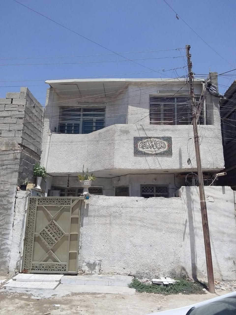 بيت للبيع 50 متر مربع يحتوي على  مدخلين  استقبال مطبخ حار مطبخ بارد حولي   صحيات خارجي وحمام داخلي وغرفتين فوك البيت مسلح بس الطابق الثاني ساندويج  العنوان بغداد الزعفرانيه شارع الكهرباء أسواق السلام سند 117 و الاستفسار ***********
