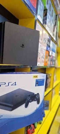 بلايستيشن 4 سليم • ٥٠٠ جيجابايت • كامل الملحقات