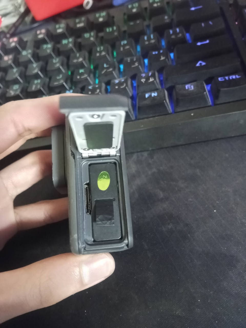 كوبرو هيرو 5 نضيفة شغالة بيها بطارية اصلية مستخدمة الكامرة وياه عدة كاملة درع وترتيبات 
سعرها 200 ومجال بسيط جدا 
مابيها شاحنة اذا تجي تفحص جيب شاحنه وياك
بغداد غزالية ***********
