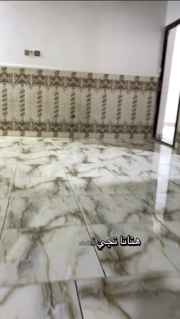 مشتمل الايجار حديث حدا في منطقه التحسينيه
الخدمات المتوفره من ضمن الايجار هي 
خدمه الانترنت خدمه المولد 6امبيرات 
خدمه اجور الماء والكهرباء من ضمن الايجار 
محتويات المشتمل 
غرفتين منام وصاله ضيوف 
استقبال ومطبخ وصحيات عدد2
صطح ومنور 
المشتمل شبه الارضي عباره عن درج بصيط جدا 
سعر الايجار 750الف وقابل للتفاوض 
الاستفسار الاتصال على الرقم 
***********
