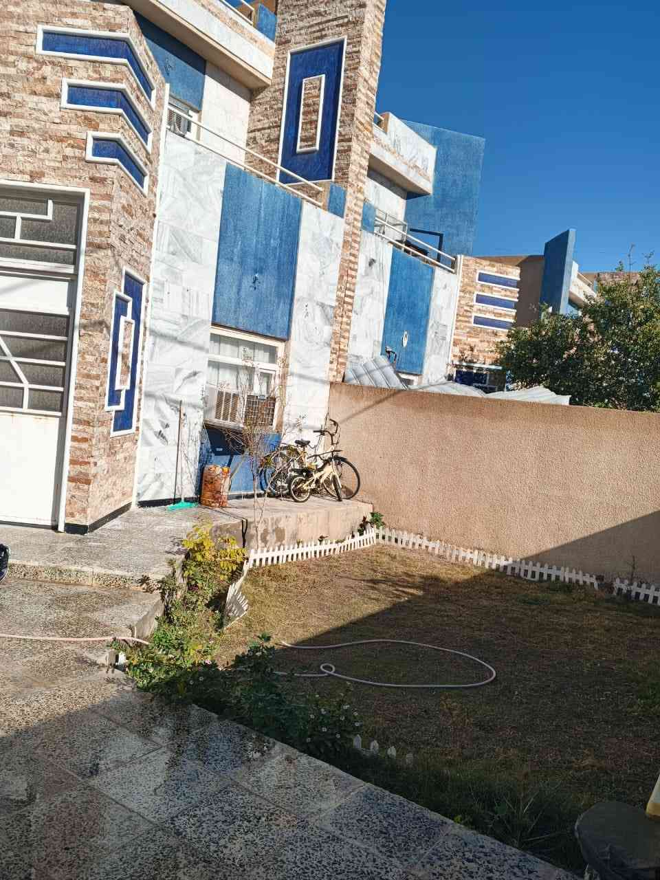 بيت للبيع مجمع السلام 200م قريب على الخدمات  البيت بي غرفتين نوم وصالة واستقبال ومطبخ ومناور ثنين وصحيات ثنين وكراج وحديقة البيت جاهز للسكن   طابق ونص السعر الكلي 220 مليون قسم اقساط وقسم نقد الاستفسار ***********

