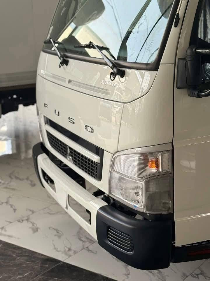 Ari Haji Farhan Company 

🚨 عرض ذهبي لا يتعوّض 🚨

✨ كانتر ميتسوبيشي فوسو موديل ٢٠٢٦ ✨

🚚 سفر كم – براد إماراتي أصلي

🔹 عزل حراري قوي سماكة ١٠ سم

🔹 جهاز ياباني متصل
❄️ تجميد + تبريد بأعلى كفاءة
❄️ يتحمل الشغل الثقيل ويشتغل بثبات بكل الأجواء

✅ ضمان ٦ أشهر كامل
— على البوكس
— وعلى جهاز التبريد

🚛 سيارة جاهزة للشغل فوراً
مناسبة لنقل:
🥩 لحوم | 🐟 أسماك | ❄️ مواد مجمدة | 🥦 مواد غذائية

💎 مواصفات عالية + اعتماد تجاري
💰 سعر منافس + ثقة وجودة

📍 العنوان: العراق – أربيل
🏢 شركة آري حجي فرحان للسيارات
📞 ***********
📞 ***********
موقعنا 📍
https://share.google/w7Ta4ULRFlg1gNkXc

📍عنوان اربيل خلف شارع ١٠٠م قريب تقاطع مخمور 

⚠️ العدد محدود جداً
احجز اليوم وخلّي شغلك يبرد ويكسب ويان

#FusoCanter #canter #truck #fusotruck #iraq #kurdistan #شاحنات
